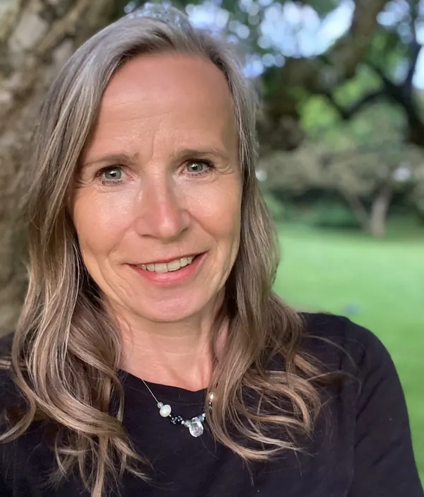 Grazyna von Lonski lächelnd unter einem alten Baum