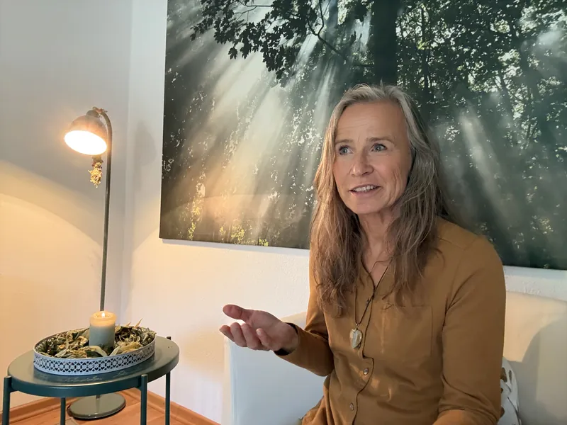 Grazyna von Lonski im Praxisraum, zugewandt im Gespräch